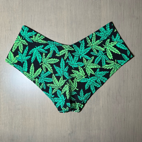 NEW Coquetry Clothing Pot Leaf Cheeky Shorts - Picture 2 of 2